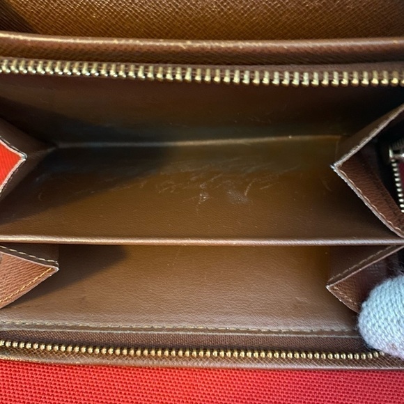 Louis Vuitton Wallet  - Authentic - Picture 9 of 16